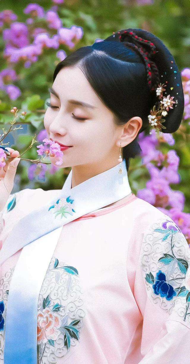 angelababy少有的两次清宫装扮,一次娇俏温婉,一次端庄大方