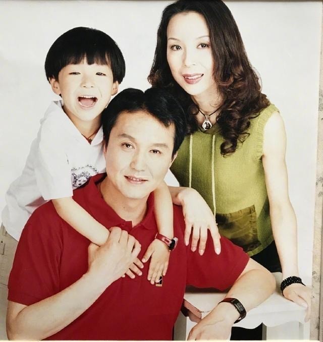 演员吴刚一盒冰淇淋娶到妻子恩爱30年无绯闻明星儿子成他骄傲