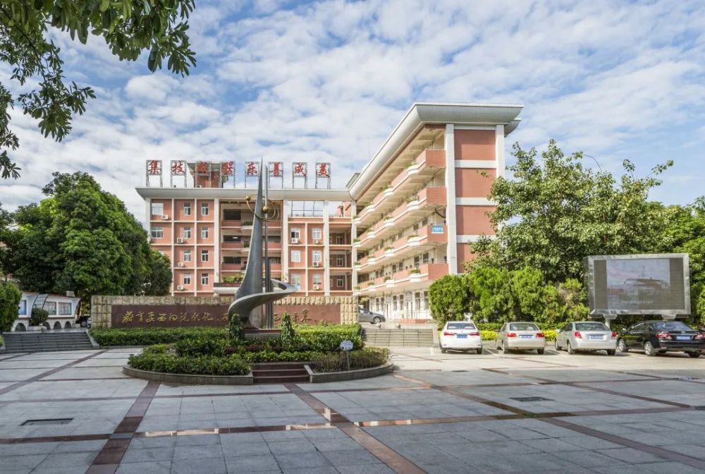 集美职业技术学校是厦门理工学院附属中专,它是一所公办中职校,拥有多