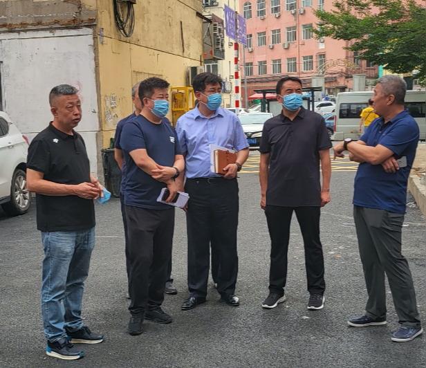 区委常委副区长张磊调研香坊区老旧小区基础设施改造项目