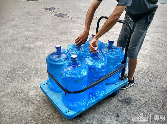 小哥哥每天送两吨水!高温天,我们如何关爱户外工作者|上海会客厅