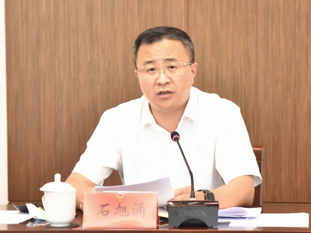 区党工委(区委)副书记,代理区长石旭涌出席协商会.