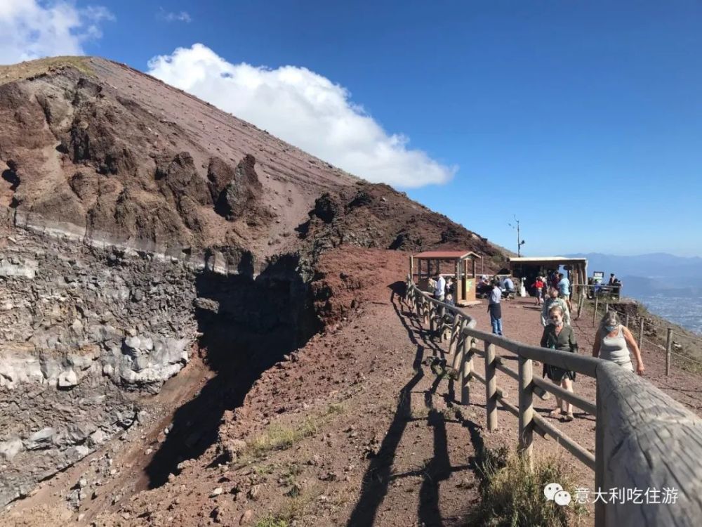 惊险美国游客为自拍坠入维苏威火山口