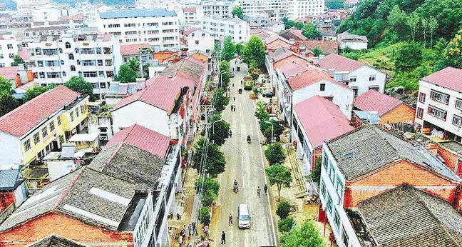 地处随县南部,东与曾都区何店镇接壤,南与京山县,三里岗镇毗邻,西北与