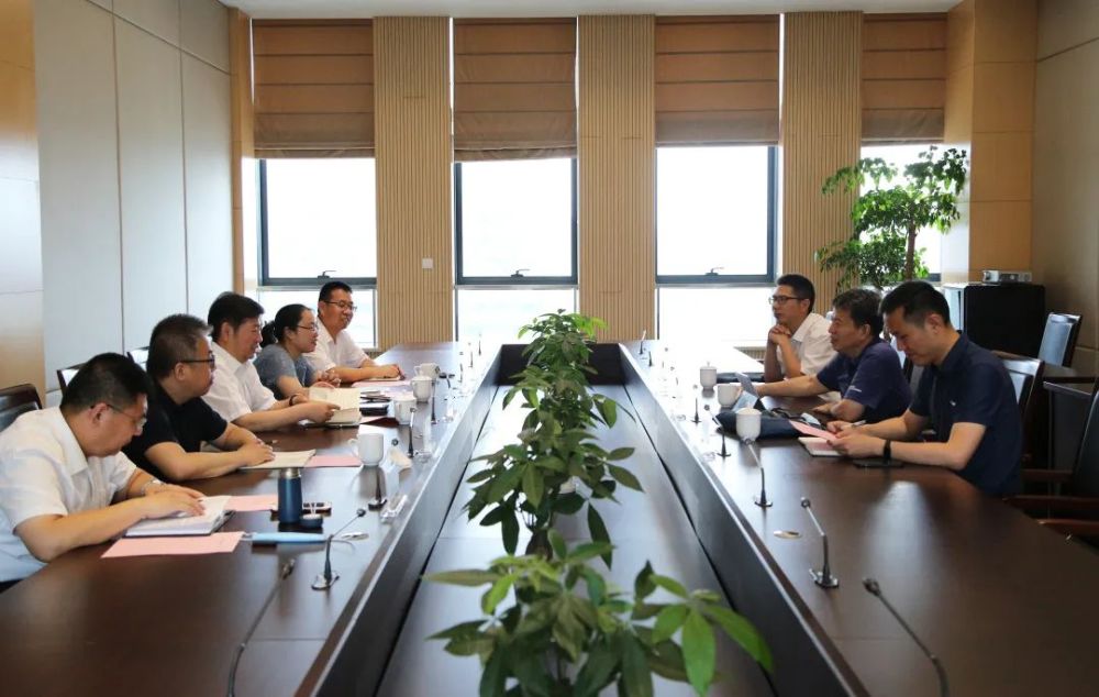 工作并召开座谈会,市检察院党组副书记,常务副检察长黄贤宏陪同调研