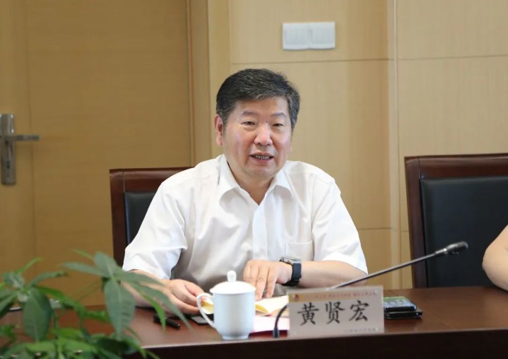 工作并召开座谈会,市检察院党组副书记,常务副检察长黄贤宏陪同调研