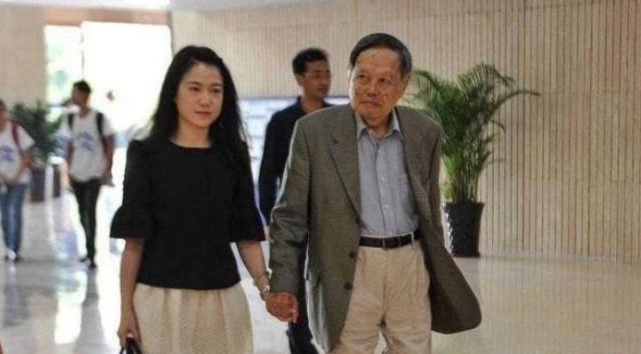 杨振宁的遗产分配方案他与前妻杜致礼的两个儿子和女儿获得现金资产