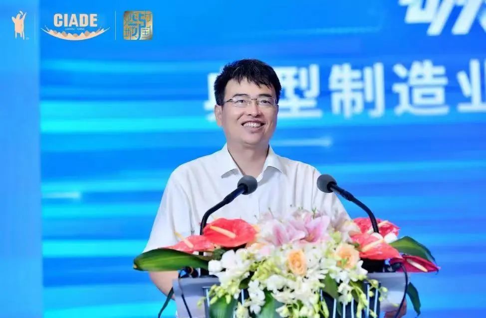 ",席北斗认为当下酒业的挑战则是,如何在资源,环境和碳排放等多重胁迫
