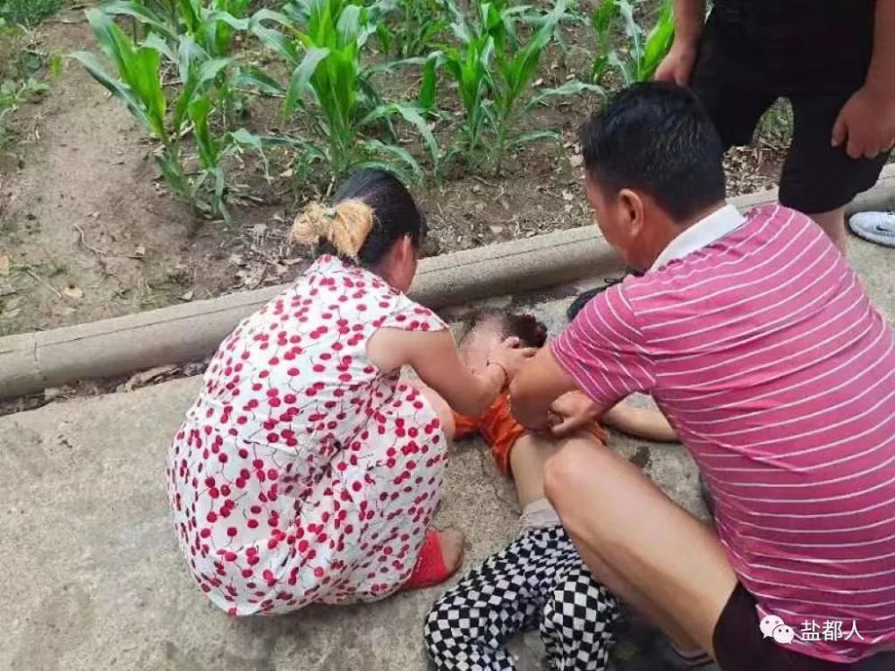 发紫 四肢发白肚子鼓鼓的女孩被抱上岸时女童浑身湿透被救上岸游向岸