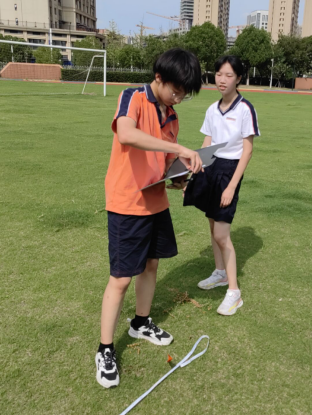 200多架纸飞机铺满了场地,裁判员杨雨嘉,高振家,巫若琪,赵梓竣四位