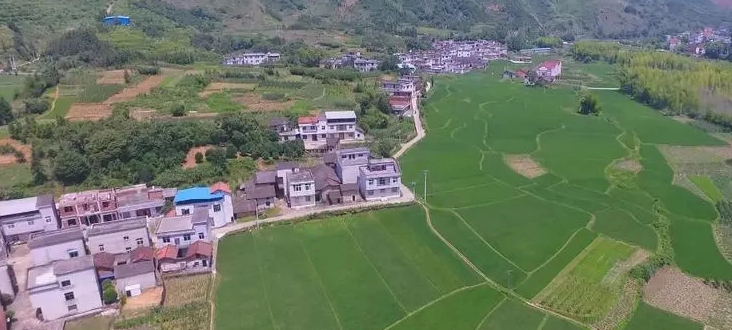 东南与慈口乡接壤,南与大畈镇相连,西与通羊镇,大路乡毗邻,北与咸安区