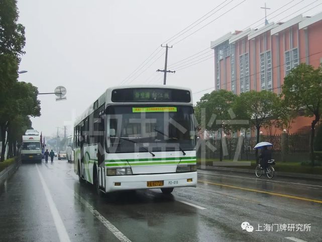 彭江线pk6110cd(cd)型客车,蕰川路(魏家钧 摄)彭江线sk6115hp2-3(hp)