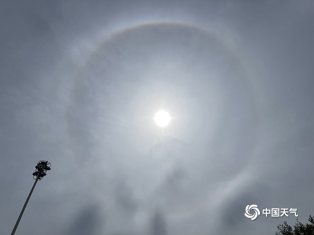 1/7中国天气网讯 今天(7月19日)上午,北京天空出现日晕景观,巨大的