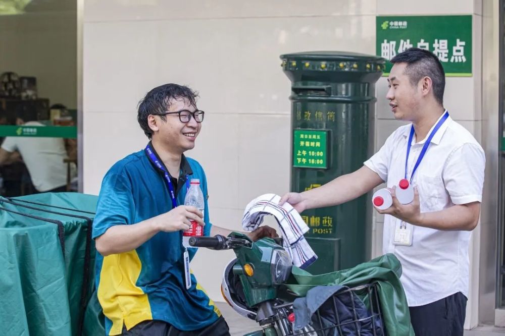 热浪来袭多地多人确诊热射病邮政员工如果出现中暑症状要及时就医一起