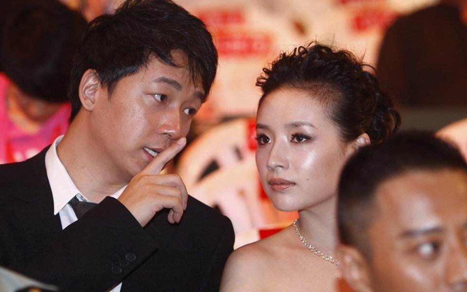 42岁董洁罕晒与儿子合影一袭长裙肤白如少女与儿子搂肩一样高