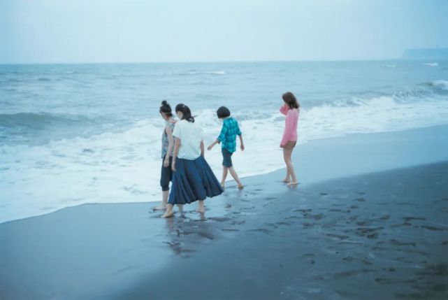 无论是孟克柔和张士豪,还是香田家四姐妹,都喜欢去海边.