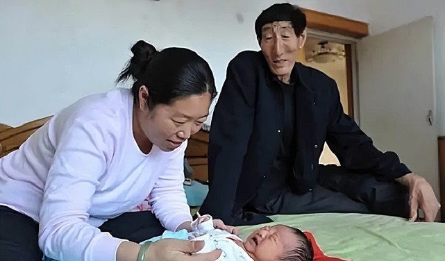 号称中国第一巨人鲍喜顺,不听医生劝告执意生子,现在过得好吗?