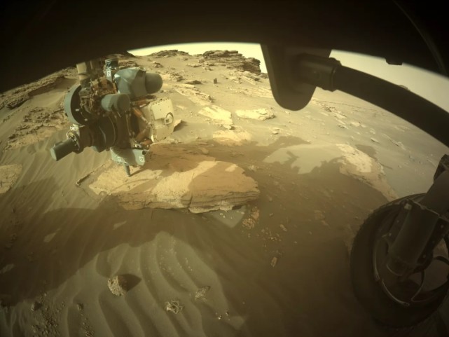 美国毅力号火星车拍到"神秘线团,nasa官员:降落时抛下的绳子