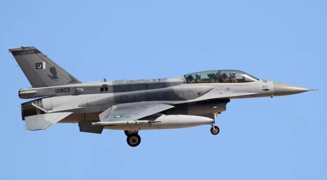 巴基斯坦空军f-16d block 52战机