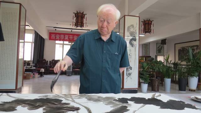 河南灵宝著名书画家张天武在陕西书画艺术协会展示才艺