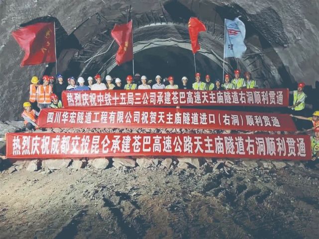 该隧道为油气低瓦斯隧道,是全线高风险重点控制性工程之一.