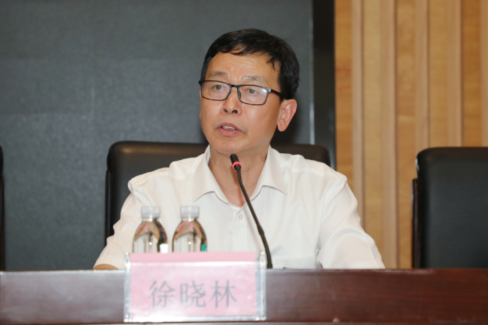 南京大学校长助理索文斌向徐晓林校长颁发贺信▲薛海林为学子颁发