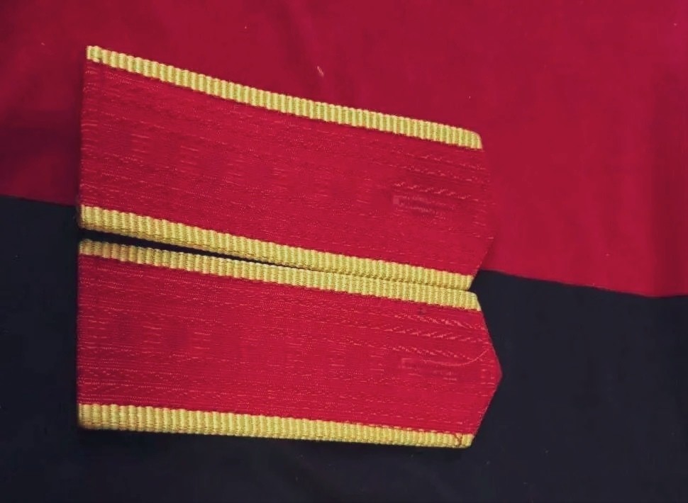 其实"红肩章"正式称谓是"88式学员肩章,老兵习惯上称为"红牌.