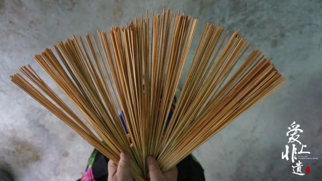 制香前匠人会对竹签进行检查,以保证竹签上没有影响燃烧的"眼".