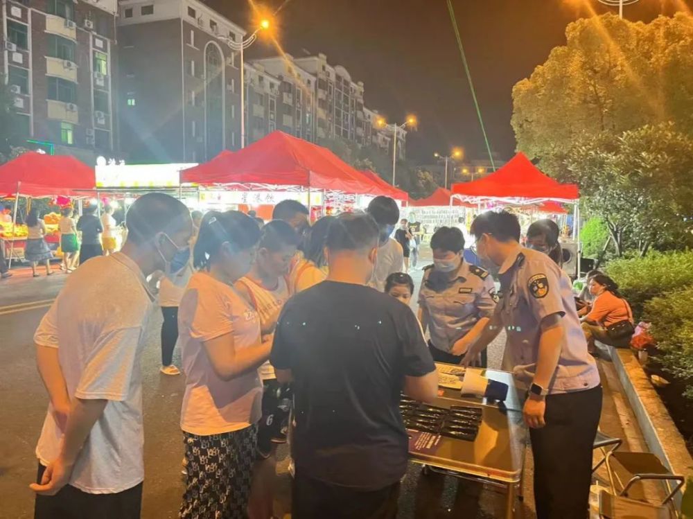 夜市路口,上溪警花反诈团开展反诈,防溺水宣传全民参与群防群治充分