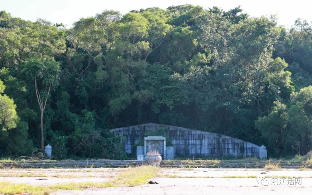 海陵岛字仔山赶海情景与海边南宋亡国张太傅墓现状