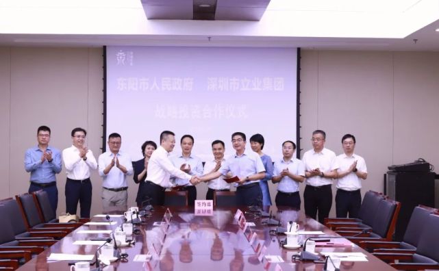 签约会上,集团董事长林立代表立业集团向双方成功签约表示祝贺,并与