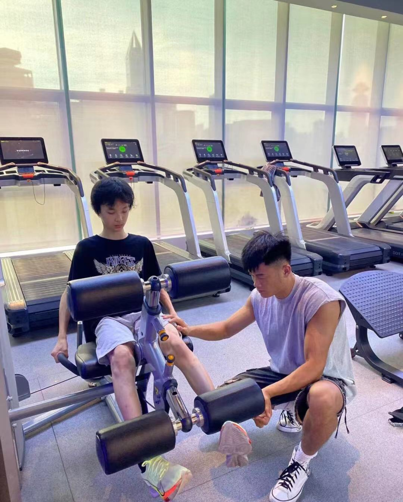 马景涛前妻吴佳尼素颜似少女,13岁小儿子有六块腹肌,高颜值似爸_腾讯