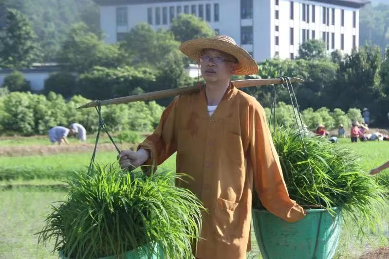 寺方丈明向大和尚带领全体僧众,广东佛学院云门学院全体师生及义工