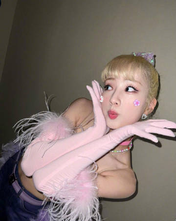 尹普美ins更新照片粉嫩可爱随便一摆就是画报既视感