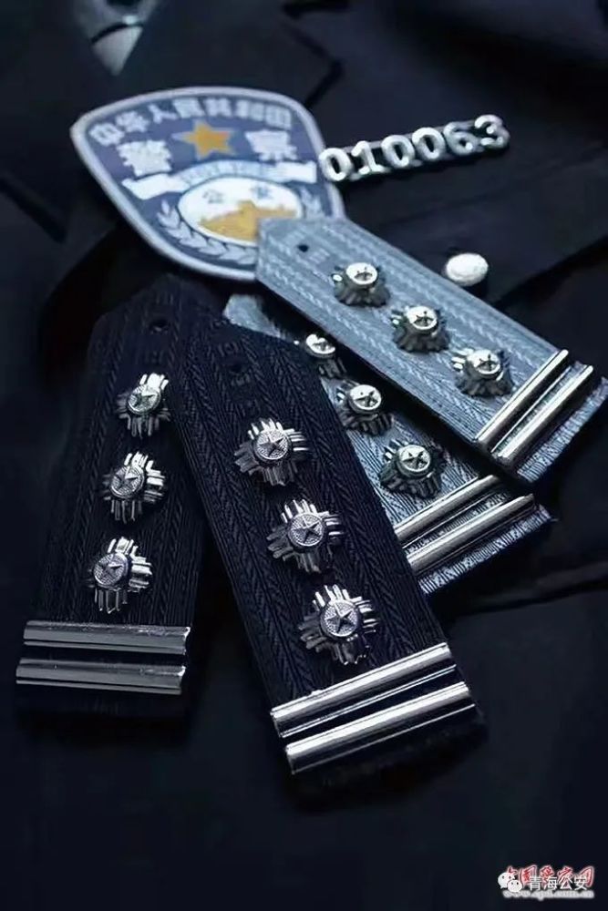 "95式警衔"由剑型肩章组成,其警衔高低和层级通过肩章上星徽数量和丝