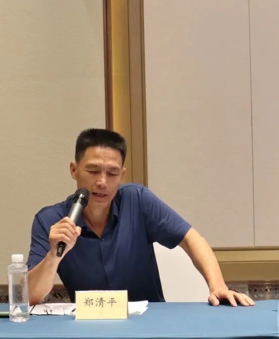 党支部书记郑清平(左)监事长殷建新(右)会上,与会人员还就第五届商会