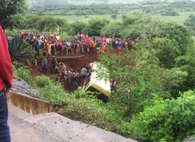 坦桑尼亚校车翻车超35名师生遇难 事发时正前往考场