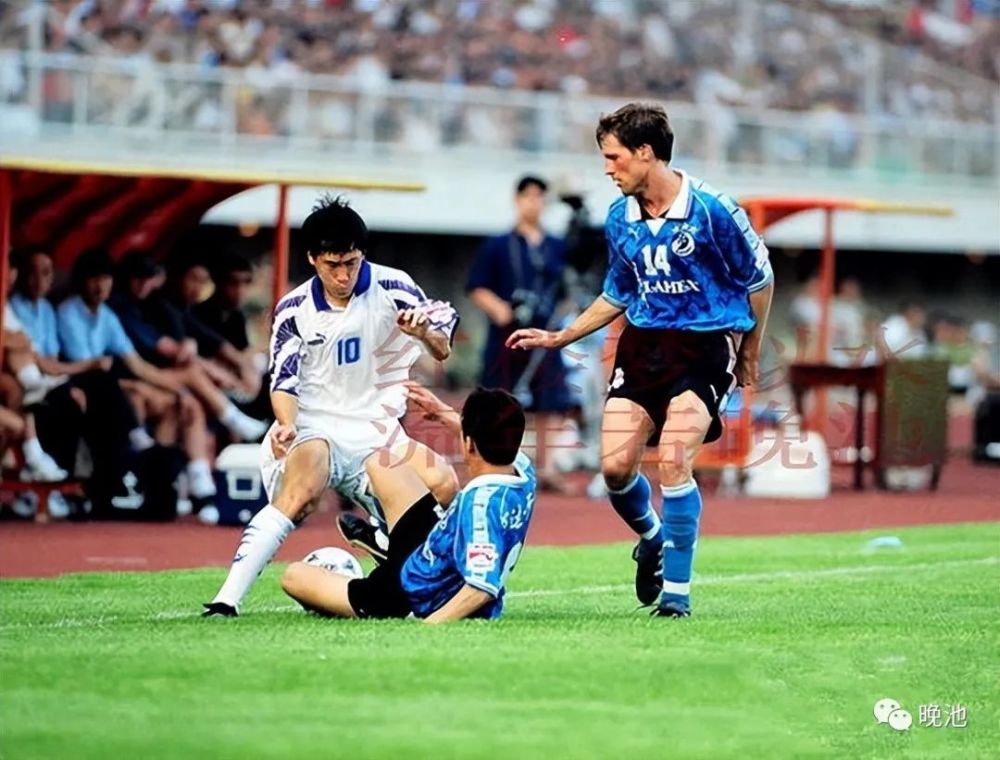 大连足球史上今天1998年7月26日17岁小将张耀坤甲a首秀大连万达30广州