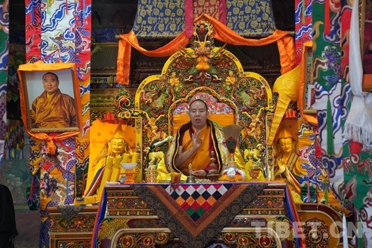 图为班禅在扎果寺礼佛讲经 摄影:王淑"大部分时间在哲蚌寺学习,但扎果