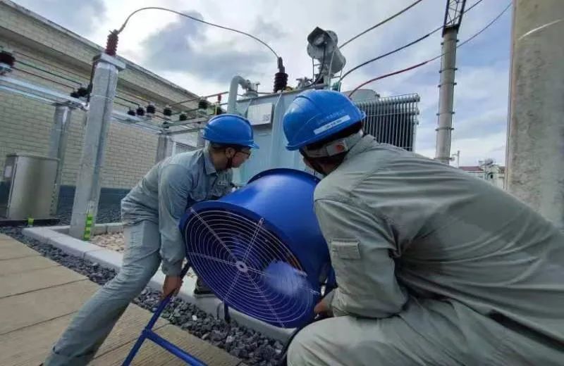 7月22日,天津电力建设分公司员工窦长亮,陈兆中在500千伏大港变电站