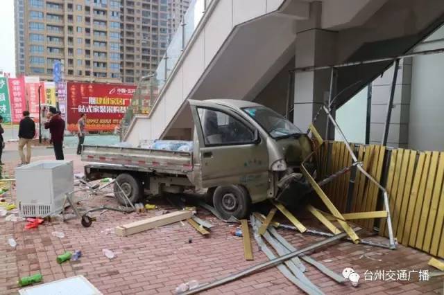 台州两车司机互不相让惹祸 无辜女子被撞飞数米