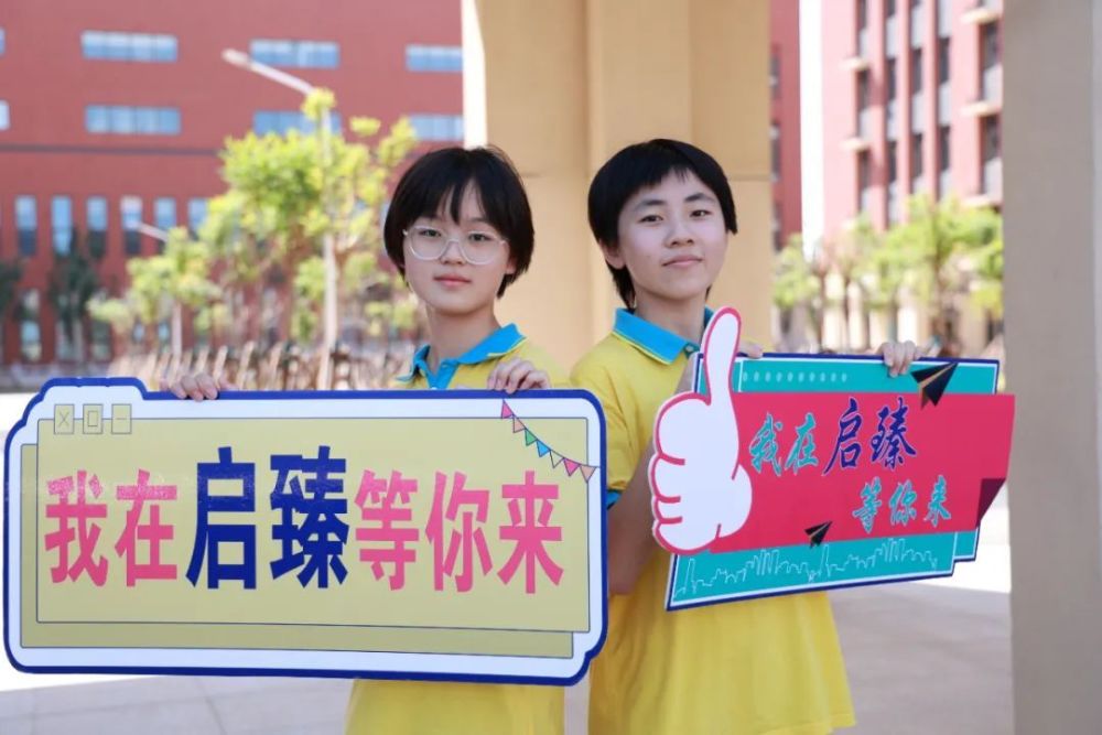 优雅校园,飘游的云变换着多彩多姿的形状,美丽的张家口启臻学校在等你
