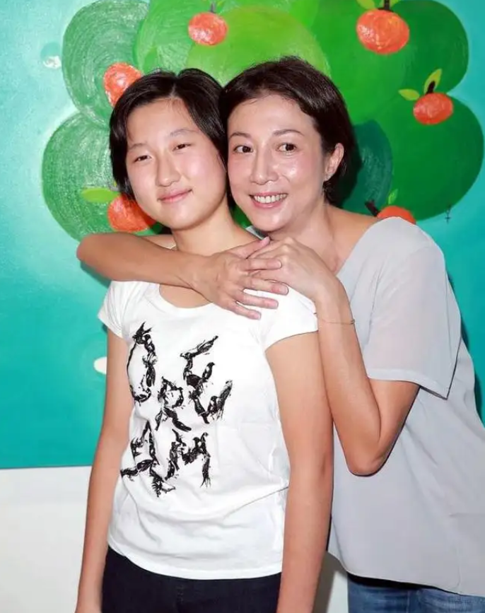 48岁吴绮莉晒泳装照曾是成龙女友双腿叉开摆姿势毫无偶像包袱