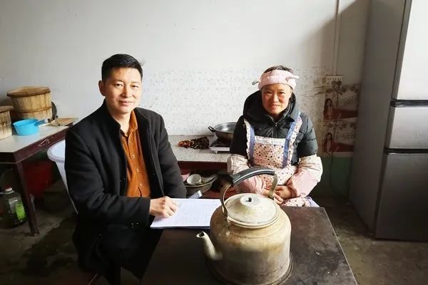 绿塘乡人大代表熊贤明(左)到群众家走访熊贤明老师