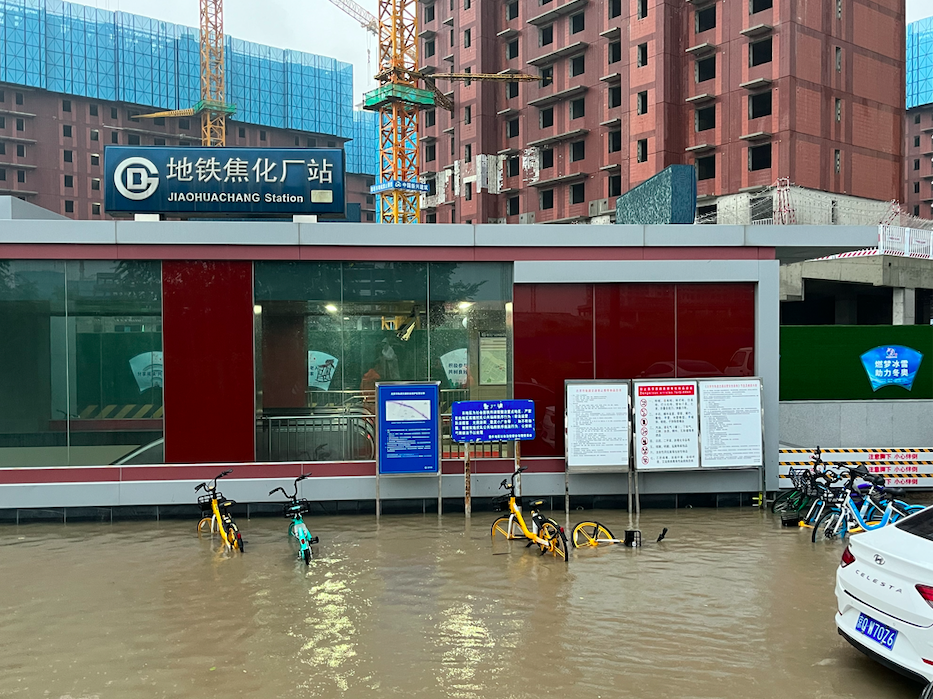 北京地铁7号线焦化厂站d出口外的一段无名路上,排水人员闻"汛"而动