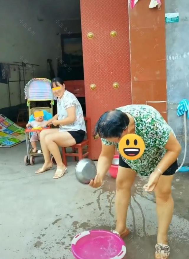 婆婆在大门口洗头儿媳故意给其头上泼水还在一旁捂嘴偷笑