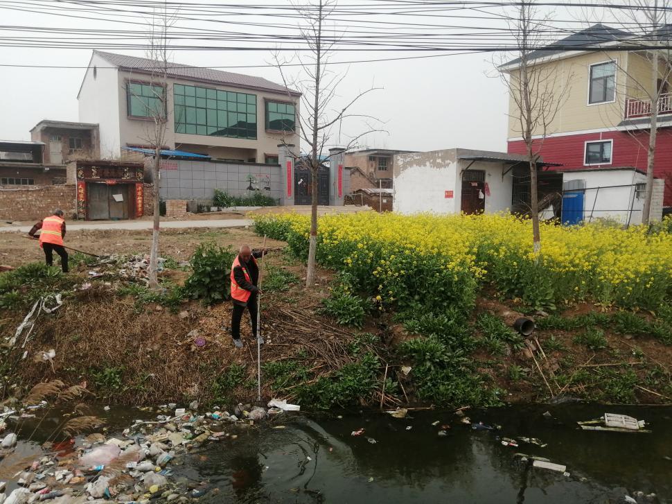 还百姓一片绿水河南尉氏县张市镇开展沟渠垃圾清理工作