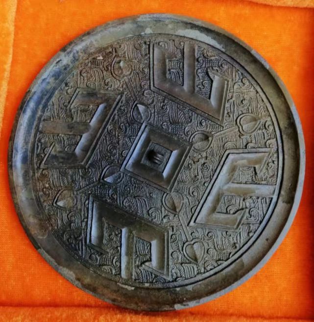 战国“山”字纹铜镜，千古之谜待解！-腾讯新闻