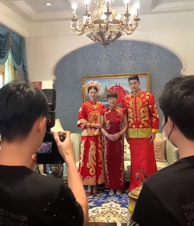 甜蜜吴冠希背新娘回家张常宁和婆婆同框笑开花