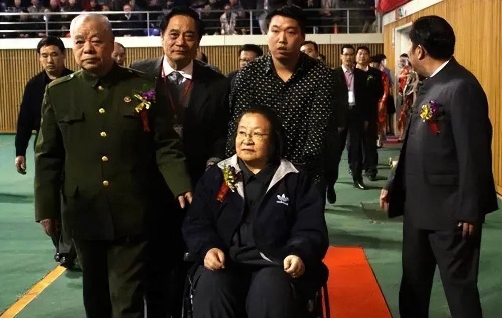 2004年毛刘两家相聚王效芝来迟自罚3杯刘源调侃王老板是大忙人